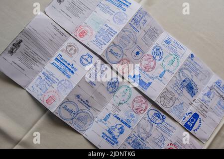 Espagne, Camino de Santiago les timbres-passeports réunis le long du chemin, nécessaires pour prouver la distance parcourue à pied. Banque D'Images