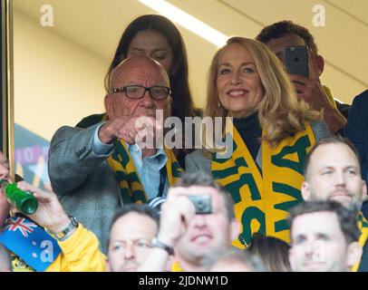 *** PHOTO DU FICHIER *** Jerry Hall et Rupet Murdoch photographiés ensemble comme un couple pour la première fois dans une boîte d'accueil VIP en regardant la finale de la coupe du monde de rugby 2015 à Twickenham entre l'Australie et la Nouvelle-Zélande. Coupe du monde de Rugby 2015 - finale Twickenham Stadium - 31/10/2015 Copyright photo : Mark pain / Alamy Live News Banque D'Images