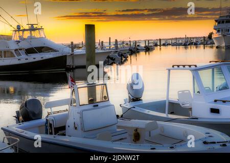 Le soleil se couche sur le port de Barnstable plein de bateaux de toutes tailles, montrant la saison d'été se déroule à Cape Cod, Massachusetts. Banque D'Images