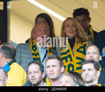 *** PHOTO DU FICHIER *** Jerry Hall et Rupet Murdoch photographiés ensemble comme un couple pour la première fois dans une boîte d'accueil VIP en regardant la finale de la coupe du monde de rugby 2015 à Twickenham entre l'Australie et la Nouvelle-Zélande. Coupe du monde de Rugby 2015 - finale Twickenham Stadium - 31/10/2015 Copyright photo : Mark pain / Alamy Live News Banque D'Images