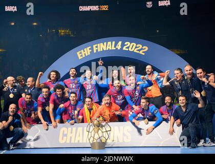 Cérémonie de remise des prix, jubilation Team Barca avec la coupe, équipe, handball Champions League final four, final FC Barcelone (Barca) vs Lomza vive Kielce 37:35 après sept mètres, sur 19 juin 2022 à Koeln/ Allemagne. Â Banque D'Images