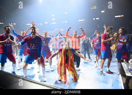 Équipe de jubilation Barca avec la coupe, équipe, de gauche à droite Timohey n'GUESSAN (Barca), Ludovic FABREGAS (Barca), Aitor ARINO BENGOECHEA (Barca), goalwart Gonzalo PEREZ DE VARGAS MORENO (Barca), Blaz JANC (Barca), Ali Ismail Mohamed ZEINELABEDIN ALI (Barca) finale de la Ligue des champions de handball quatre finale FC Barcelone (Barca) contre Lomza vive Kielce 37:35 après sept mètres, sur 19 juin 2022 à Koeln/ Allemagne. Â Banque D'Images