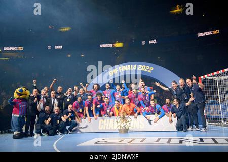 Cérémonie de remise des prix, jubilation Team Barca avec la coupe, équipe, handball Champions League final four, final FC Barcelone (Barca) vs Lomza vive Kielce 37:35 après sept mètres, sur 19 juin 2022 à Koeln/ Allemagne. Â Banque D'Images