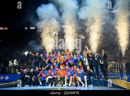 Cérémonie de remise des prix, jubilation Team Barca avec la coupe, équipe, handball Champions League final four, final FC Barcelone (Barca) vs Lomza vive Kielce 37:35 après sept mètres, sur 19 juin 2022 à Koeln/ Allemagne. Â Banque D'Images