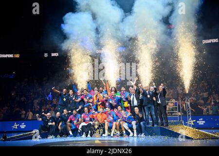 Cérémonie de remise des prix, jubilation Team Barca avec la coupe, équipe, handball Champions League final four, final FC Barcelone (Barca) vs Lomza vive Kielce 37:35 après sept mètres, sur 19 juin 2022 à Koeln/ Allemagne. Â Banque D'Images