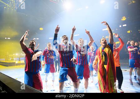 Équipe de jubilation Barca avec la coupe, l'équipe, de gauche à droite Timohey n'GUESSAN (Barca), Domen MAKUC (Barca), Ludovic FABREGAS (Barca), Youssef BEN ALI (Barca), Aitor ARINO BENGOECHEA (Barca) Handball League final quatre mètres, FC Lomce 37 19 juin, 35 mètres après la finale de Barza de Barcelone, Vielce, mètres après les champions de la finale de Barza, 2022 à Koeln/Allemagne. Â Banque D'Images