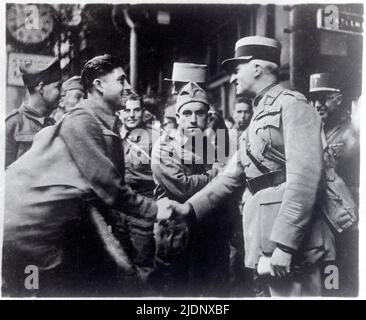 Deuxième Guerre mondiale le général français Philippe Leclerc de Hauteclocque salue les soldats Banque D'Images