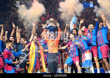 *** Cérémonie de remise des prix, jubilation équipe Barca avec la coupe le goalwart Gonzalo PEREZ DE VARGAS (Barca) tient, équipe, handball Ligue des champions finale quatre, finale FC Barcelone (Barca) contre Lomza vive Kielce 37:35 après sept mètres, sur 19 juin 2022 à Koeln/Allemagne. Â Banque D'Images