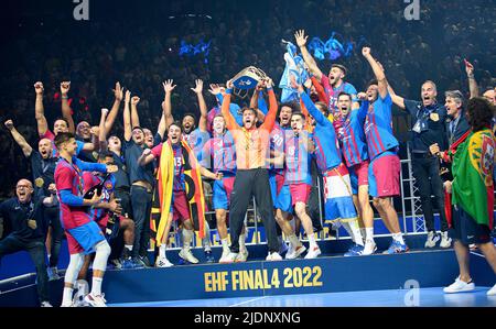 *** Cérémonie de remise des prix, jubilation équipe Barca avec la coupe le goalwart Gonzalo PEREZ DE VARGAS (Barca) tient, équipe, handball Ligue des champions finale quatre, finale FC Barcelone (Barca) contre Lomza vive Kielce 37:35 après sept mètres, sur 19 juin 2022 à Koeln/Allemagne. Â Banque D'Images