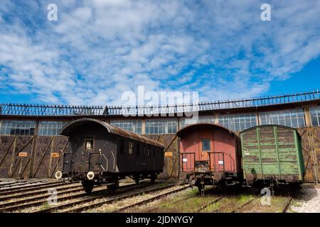 Vieux wagons de marchandises se trouvant à l'extérieur du hangar historique des locomotives. La photo a été prise dans des conditions d'éclairage naturel Banque D'Images