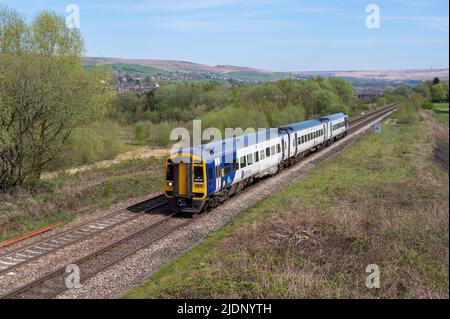 Northerns classe 158, 158757 2R90 1018 de Leeds à Wigan North Western passe le pont Smithy. 20th avril 2022. Banque D'Images