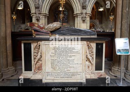 Inscription latine sur un tombeau à l'intérieur d'une cathédrale Banque D'Images