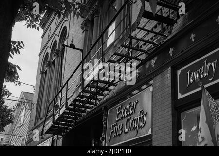 Vue sur un vieux feu de fuite sur le côté d'un bâtiment en briques d'époque sur Water Street à Exeter. Image capturée sur film noir et blanc analogique. Exeter, Banque D'Images