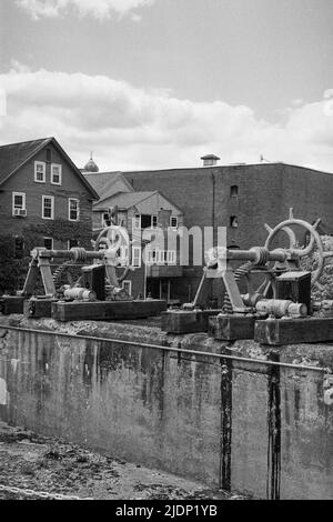 Une vue rapprochée de la partie restante de l'ancien barrage dans la rivière Squamscott au-dessus des anciens moulins. Image capturée sur film noir et blanc analogique. Exete Banque D'Images