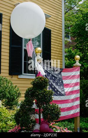 Auberge historique près du kiosque avec ballons et drapeaux sur la rue Front à Exeter. Exeter, New Hampshire, États-Unis. Banque D'Images