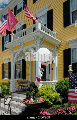 Auberge historique près du kiosque avec ballons et drapeaux sur la rue Front à Exeter. Exeter, New Hampshire, États-Unis. Banque D'Images