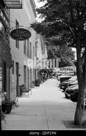 Un nouveau sud de Water Street le jour du printemps à Exeter. Image capturée sur film noir et blanc analogique. Exeter, New Hampshire, États-Unis. Banque D'Images