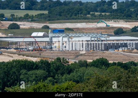 West Hyde, Hertfordshire, Royaume-Uni. 22nd juin 2022. Les segments de la machine à aléser le tunnel Chiltern au complexe South Portal HS2. La région ressemble aujourd'hui à un désert aride. Crédit : Maureen McLean/Alay Live News Banque D'Images