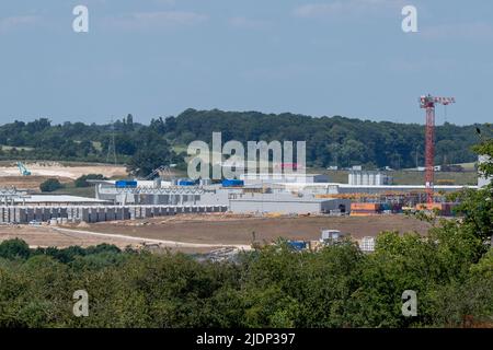 West Hyde, Hertfordshire, Royaume-Uni. 22nd juin 2022. Les segments de la machine à aléser le tunnel Chiltern au complexe South Portal HS2. La région ressemble aujourd'hui à un désert aride. Crédit : Maureen McLean/Alay Live News Banque D'Images