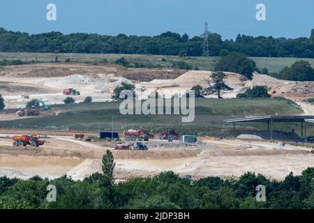 West Hyde, Hertfordshire, Royaume-Uni. 22nd juin 2022. Les segments de la machine à aléser le tunnel Chiltern au complexe South Portal HS2. La région ressemble aujourd'hui à un désert aride. Crédit : Maureen McLean/Alay Live News Banque D'Images