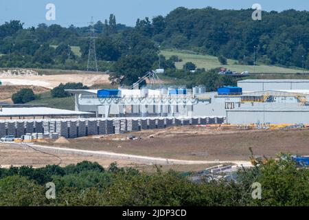 West Hyde, Hertfordshire, Royaume-Uni. 22nd juin 2022. La machine à aléser le tunnel se trouve sur le complexe South Portal HS2. La région ressemble aujourd'hui à un désert aride. Crédit : Maureen McLean/Alay Live News Banque D'Images