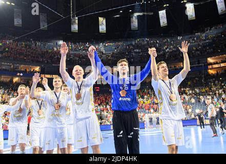 Finale jubilation Kiel avec médaille, médailles, de gauche à droite Bjarte MYRHOL (KI), Patrick WIENCEK (KI), goalwart Niklas LANDIN (KI), Rune DAHMKE (KI) Handball Champions League final quatre, match pour 3rd places. THW Kiel (KI) contre Telekom Veszprem (Vesz) 37 : 35 NS, on 19 juin 2022 à Koeln/ Allemagne. Â Banque D'Images