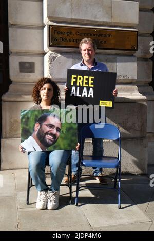 Londres, Royaume-Uni, 22nd juin 2022. Mona Seif, la sœur de Alaa AB El-Fattah, militante pro-démocratie britannique-égyptienne emprisonnée, et Richard Ratcliffe, se tiennent devant le Bureau des affaires étrangères, du Commonwealth et du développement (FCDO) et tient des pancartes, après l'annonce par le Secrétaire aux affaires étrangères Liz Truss qu'elle a l'intention de soulever son cas avec son homologue égyptien. M. Abdel-Fattah est en grève de la faim depuis 82 jours et a été une figure centrale de la révolte égyptienne de 2011. Crédit : onzième heure Photographie/Alamy Live News Banque D'Images