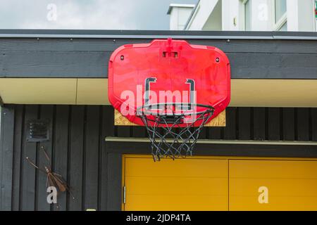 Vue rapprochée du panier de basket-ball avec filet monté sur un mur en bois. Suède. Banque D'Images