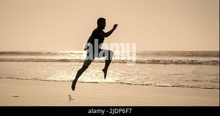 silhouette de coureur sportif sur la plage d'été, jogging Banque D'Images