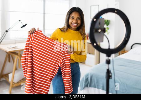 Jeune adolescent créateur influenceur fille enregistrement vidéo avec téléphone mobile Banque D'Images