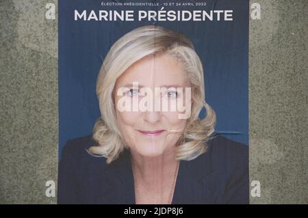 Politique. Élections présidentielles françaises 2022. Affiche de campagne pour le candidat populiste de droite, le politicien de l'opposition, Marine le Pen. France. Banque D'Images