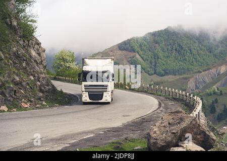 16.05.2022. Gorge de Dariali, Géorgie. Camion sur la route. Photo de haute qualité Banque D'Images