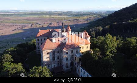 Château de Jezeri situé près de la mine de charbon en Bohême du Nord, château d'État Jezeři, République tchèque. Vue panoramique panoramique avec carrière de charbon brutale Banque D'Images