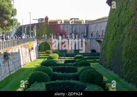 10 01 2021 Barcelone Catalogne Espagne touristes traversant le pont du château de Montjuïc Banque D'Images