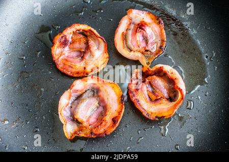 Tranches de Pancetta frites dans une poêle antiadhésive : vue en hauteur de la sauce au ventre de porc saumue dans une poêle Banque D'Images