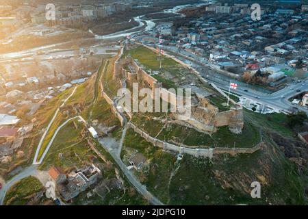 Vue panoramique sur le centre de Gori avec forteresse médiévale Banque D'Images