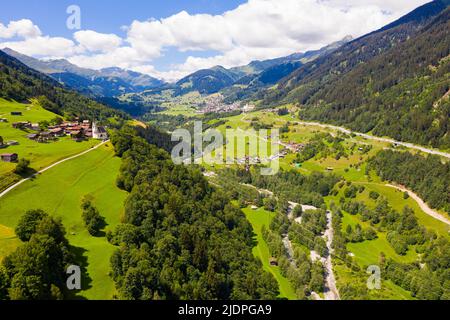 Vue aérienne du petit village suisse de Cavardiras Banque D'Images