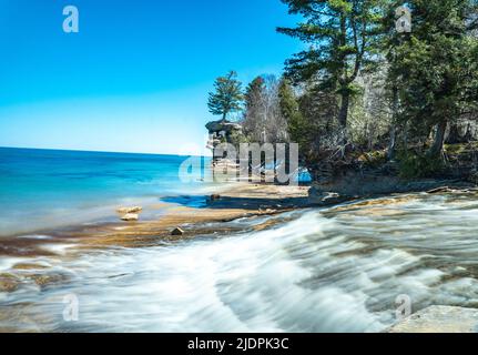 Paysage d'une rivière qui coule dans le lac supérieur avec Chapel Rock dans la partie arrière-plan du littoral national Pictured Rocks Banque D'Images