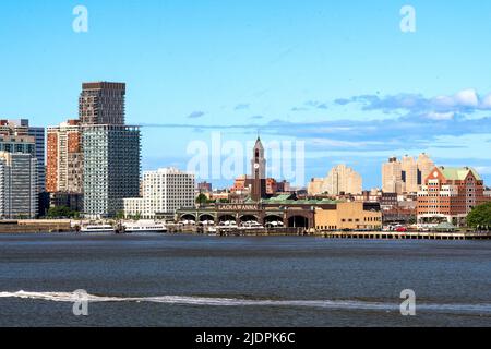 Hoboken, NJ - USA - 18 juin 2022 Vue sur le paysage du terminal historique de Hoboken, des ferries exploités par la NY Waterway et de la ligne d'horizon du Waterfr de Hoboken Banque D'Images