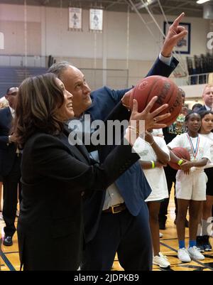 Le deuxième monsieur Doug Emhoff explique au vice-président des États-Unis Kamala Harris comment faire un panier alors qu'ils font une visite surprise à une journée de campagne organisée par le Département de l'éducation et la Fondation sportive Womens pour marquer l'anniversaire de 50th du titre IX à l'université américaine Gymnase à Washington, DC sur 22 juin 2022. Crédit : Ron Sachs/Pool via CNP Banque D'Images