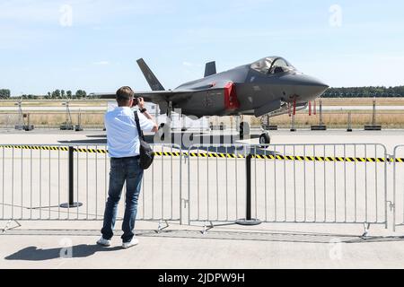 Schoenefeld, Allemagne. 22nd juin 2022. Un visiteur prend des photos d'un F-35A Lightning II exposé au salon aérien de Berlin de l'ILA à Schoenefeld, en Allemagne, sur 22 juin 2022. Avec la participation d'environ 550 exposants venus d'environ 30 pays et régions, le salon de l'air de Berlin ILA a débuté ici mercredi. Credit: Shan Yuqi/Xinhua/Alay Live News Banque D'Images