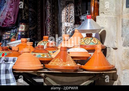 Photo de plats tajines exposés, en vente dans une boutique du Maghreb à Bordeaux, France. Un tajine ou tagine est un plat nord-africain, nommé d'après le Banque D'Images