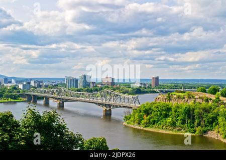 Pont Alexandra traversant la rivière des Outaouais, entre Ottawa et Québec, Canada. Le pont a été construit entre 1898 et 1900. Banque D'Images