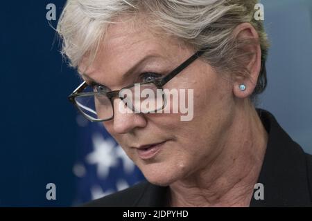 Washington, États-Unis. 22nd juin 2022. La secrétaire à l'énergie des États-Unis, Jennifer Granholm, participe à une réunion d'information à la Maison Blanche à Washington, DC, mercredi, 22 juin 2022. Photo de Chris Kleponis/UPI crédit: UPI/Alay Live News Banque D'Images