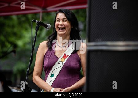 Montréal, Canada. 21st juin 2022. Nakuset, une crie du Manitoba et directrice du refuge pour femmes autochtones de Montréal, participe au concert pour célébrer la Journée nationale des peuples autochtones. Les Canadiens ont célébré la Journée nationale des peuples autochtones de 26th. Pour célébrer l'événement, LA POP Montréal, Resilience Montréal et le refuge de Womenís autochtones de Montréal ont organisé un concert gratuit à Square Cabot pour mettre en valeur la culture, les chansons et les artistes autochtones. Crédit : SOPA Images Limited/Alamy Live News Banque D'Images