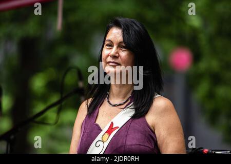 Montréal, Canada. 21st juin 2022. Nakuset, une crie du Manitoba et directrice du refuge pour femmes autochtones de Montréal, participe au concert pour célébrer la Journée nationale des peuples autochtones. Les Canadiens ont célébré la Journée nationale des peuples autochtones de 26th. Pour célébrer l'événement, LA POP Montréal, Resilience Montréal et le refuge de Womenís autochtones de Montréal ont organisé un concert gratuit à Square Cabot pour mettre en valeur la culture, les chansons et les artistes autochtones. Crédit : SOPA Images Limited/Alamy Live News Banque D'Images