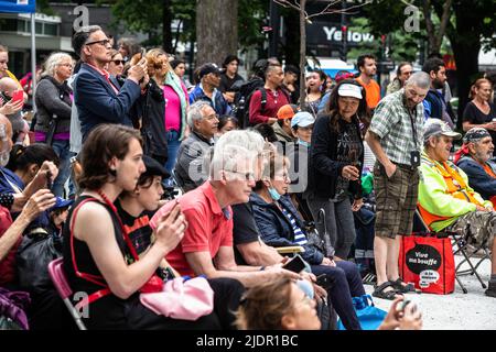 Montréal, Canada. 21st juin 2022. Les membres autochtones assistent au concert pour célébrer la Journée nationale des peuples autochtones. Les Canadiens ont célébré la Journée nationale des peuples autochtones de 26th. Pour célébrer l'événement, LA POP Montréal, Resilience Montréal et le refuge de Womenís autochtones de Montréal ont organisé un concert gratuit à Square Cabot pour mettre en valeur la culture, les chansons et les artistes autochtones. (Photo de Giordanno Brumas/SOPA Images/Sipa USA) crédit: SIPA USA/Alay Live News Banque D'Images