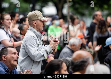 Montréal, Canada. 21st juin 2022. Un membre autochtone participe au concert pour célébrer la Journée nationale des peuples autochtones. Les Canadiens ont célébré la Journée nationale des peuples autochtones de 26th. Pour célébrer l'événement, LA POP Montréal, Resilience Montréal et le refuge de Womenís autochtones de Montréal ont organisé un concert gratuit à Square Cabot pour mettre en valeur la culture, les chansons et les artistes autochtones. (Photo de Giordanno Brumas/SOPA Images/Sipa USA) crédit: SIPA USA/Alay Live News Banque D'Images