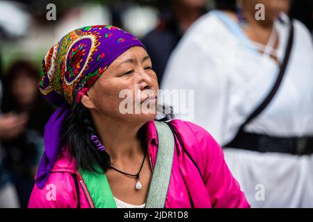 Montréal, Canada. 21st juin 2022. Un membre autochtone participe au concert pour célébrer la Journée nationale des peuples autochtones. Les Canadiens ont célébré la Journée nationale des peuples autochtones de 26th. Pour célébrer l'événement, LA POP Montréal, Resilience Montréal et le refuge de Womenís autochtones de Montréal ont organisé un concert gratuit à Square Cabot pour mettre en valeur la culture, les chansons et les artistes autochtones. (Photo de Giordanno Brumas/SOPA Images/Sipa USA) crédit: SIPA USA/Alay Live News Banque D'Images