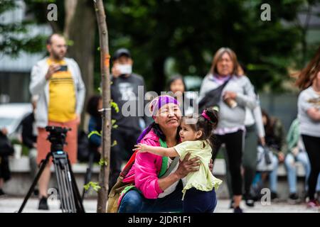 Montréal, Canada. 21st juin 2022. Un membre autochtone participe au concert pour célébrer la Journée nationale des peuples autochtones. Les Canadiens ont célébré la Journée nationale des peuples autochtones de 26th. Pour célébrer l'événement, LA POP Montréal, Resilience Montréal et le refuge de Womenís autochtones de Montréal ont organisé un concert gratuit à Square Cabot pour mettre en valeur la culture, les chansons et les artistes autochtones. (Photo de Giordanno Brumas/SOPA Images/Sipa USA) crédit: SIPA USA/Alay Live News Banque D'Images